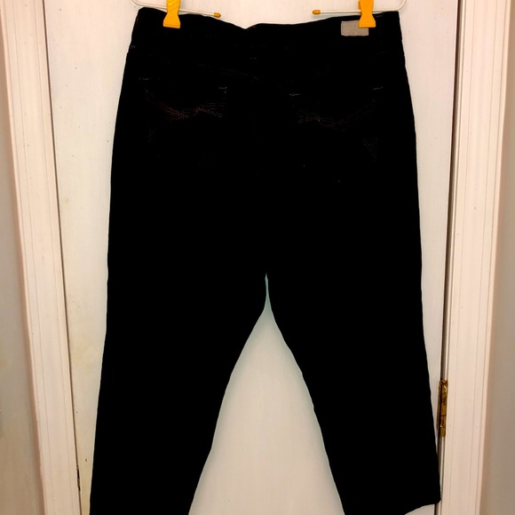 Bandolino Jean Capris. Black. Missy. Size 12 - Picture 2 of 4